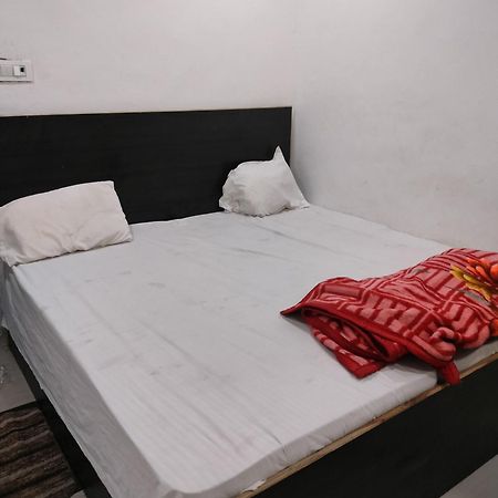 R G Sewa Sadan Hotel Mathura Exterior photo