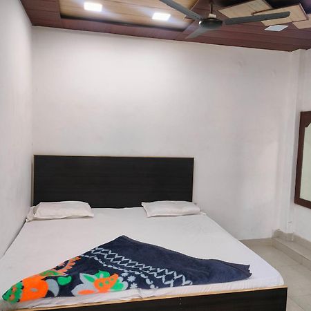 R G Sewa Sadan Hotel Mathura Exterior photo